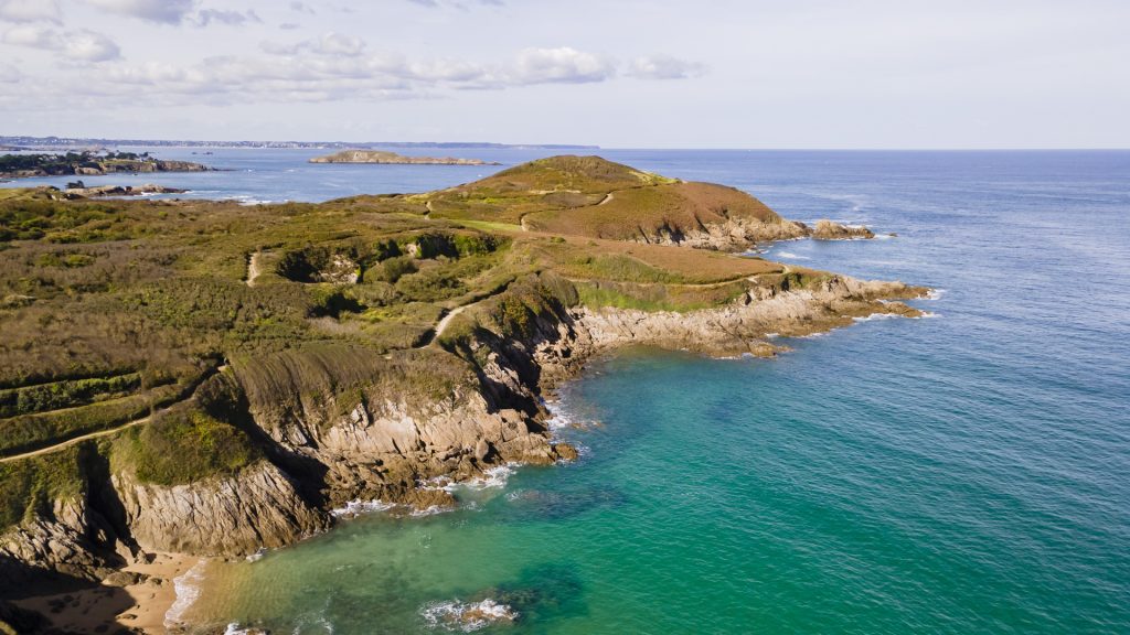 Vue aérienne de la Pointe De La Garde Guérin à Saint Briac Sur Mer, une randonnée au panorama d'exception en Bretagne nord. Studio Jezequel