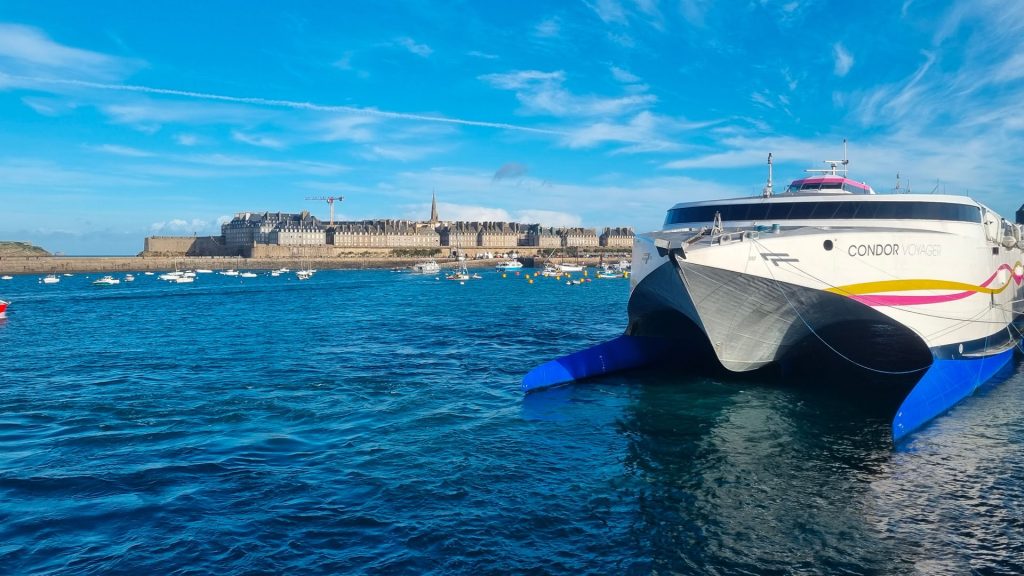 Condor Photo Liaisons Regulieres. Un bateau est sur le départ depuis Saint-Malo en direction de Guernesey.