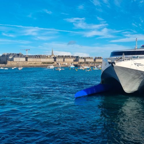 Condor Photo Liaisons Regulieres. Un bateau est sur le départ depuis Saint-Malo en direction de Guernesey.