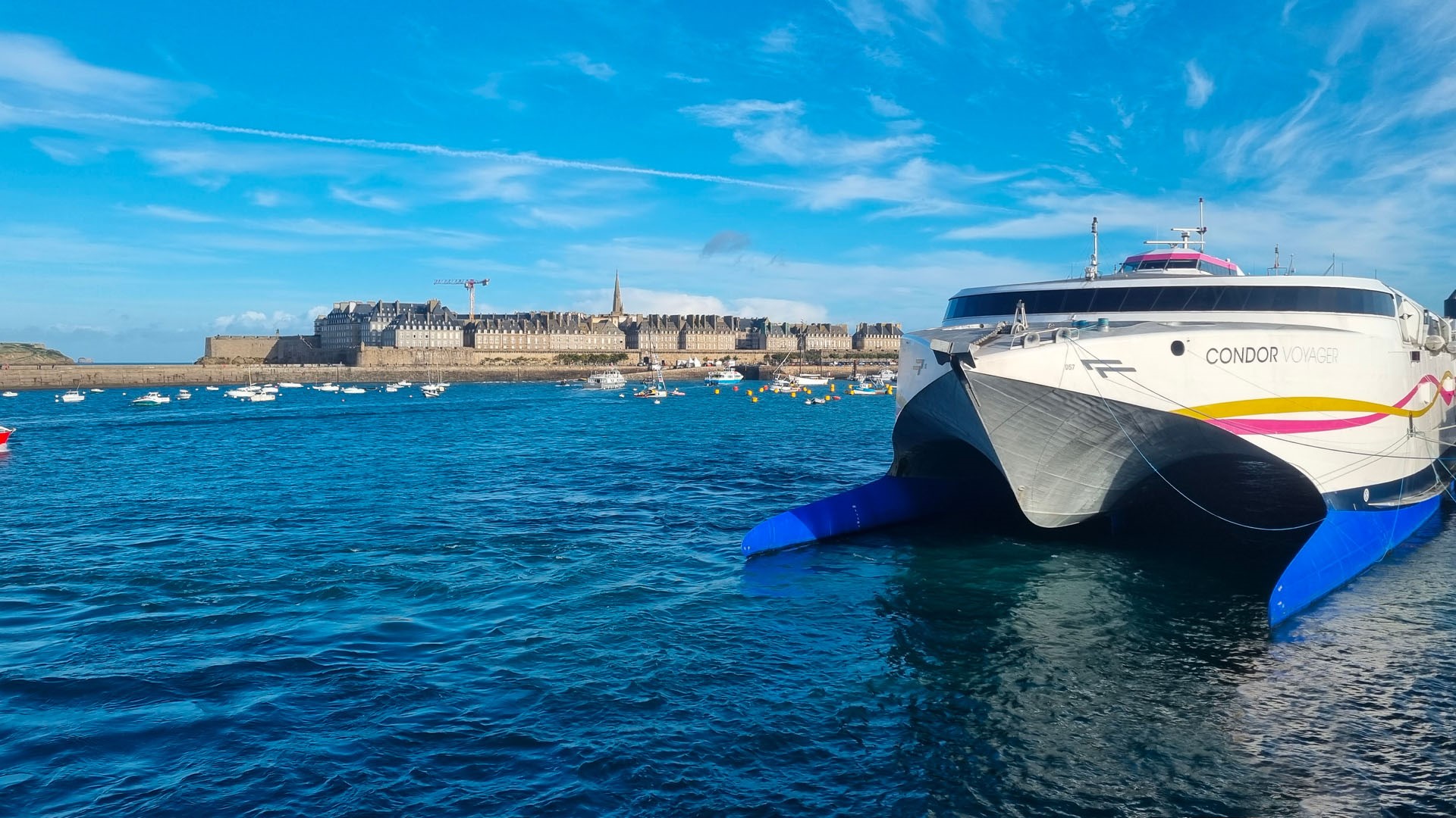 Condor Photo Liaisons Regulieres. Un bateau est sur le départ depuis Saint-Malo en direction de Guernesey. 